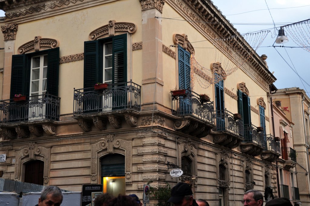 Noto - palazzo barocco.JPG
